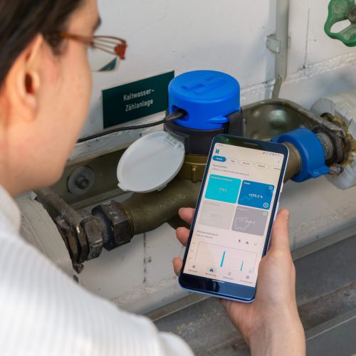 hydropmeter auf dem Wasserzähler und hydrop App
