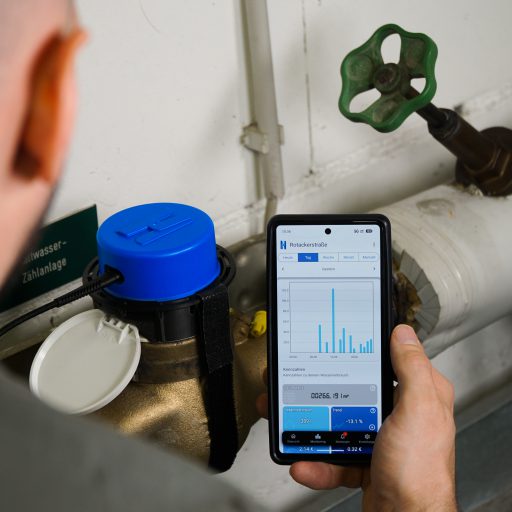 hydropmeter und App über die Schulter