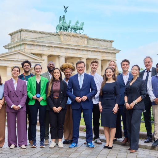 Bundesumweltminister Carsten Schneider mit Impact Gründern vor dem Brandenburger Tor