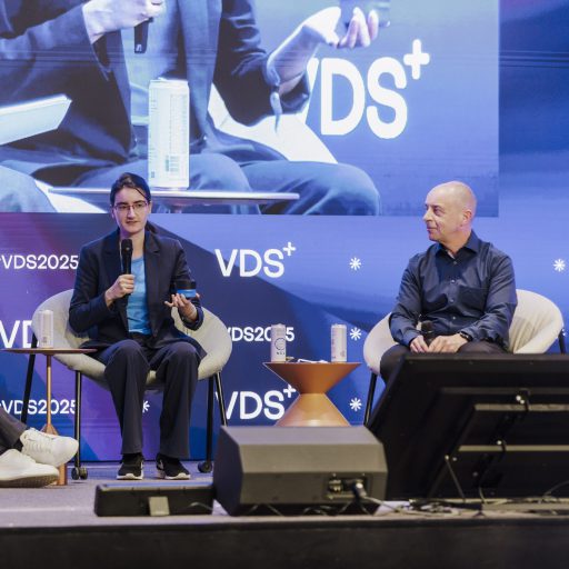 VDS Valencia Würth Elektronik CTO Alexander Gerfer mit Katrin Kreidel im Panel